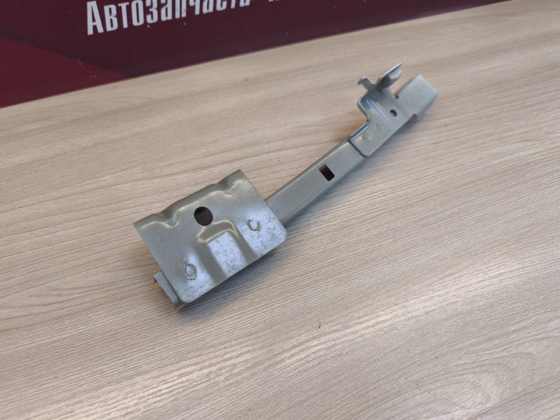 Направляющая стекла двери