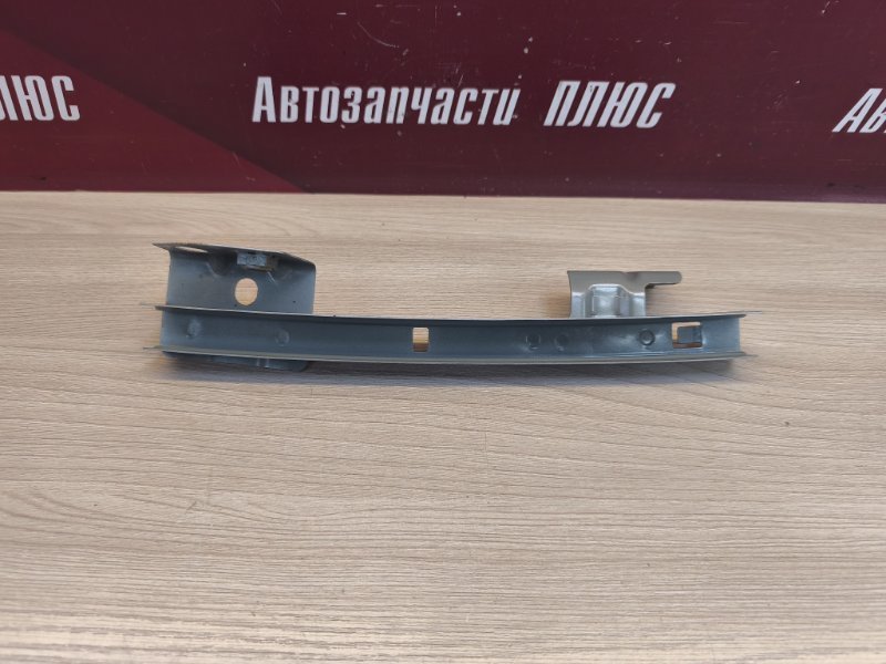 Направляющая стекла двери