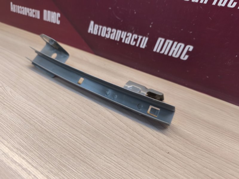 Направляющая стекла двери