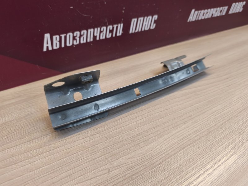 Направляющая стекла двери