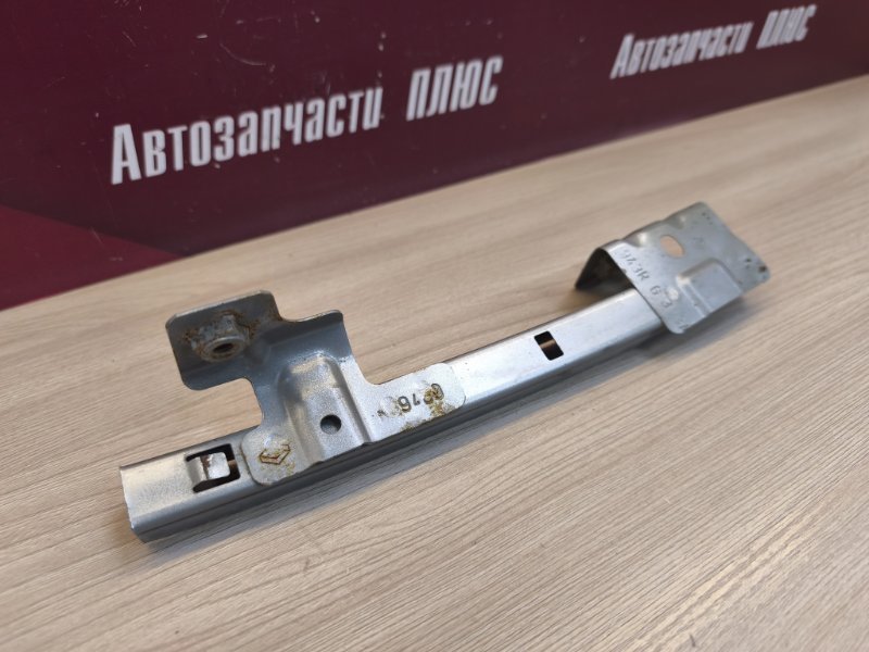 Направляющая стекла двери