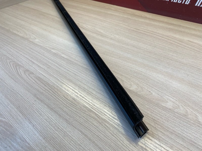 Уплотнитель стекла      двери