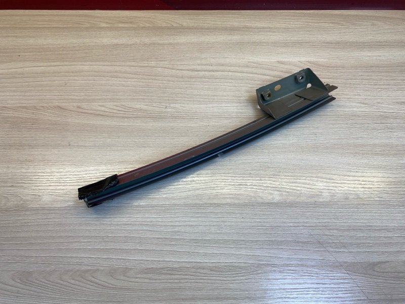 Направляющая стекла     двери