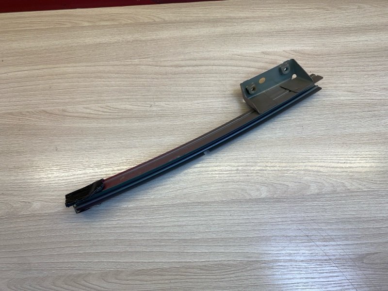 Направляющая стекла     двери