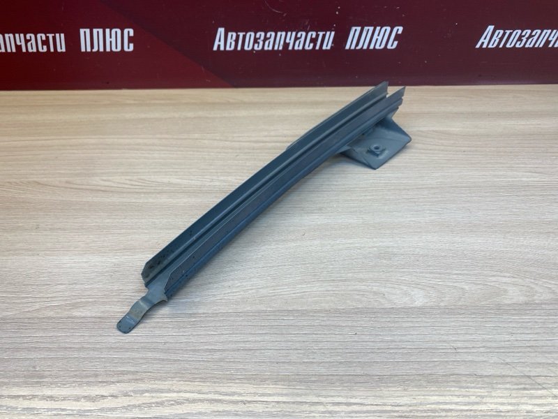 Направляющая стекла     двери