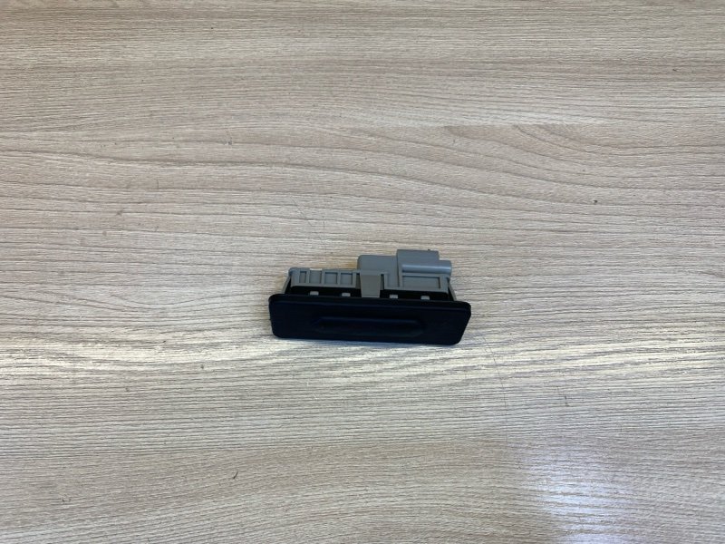 Кнопка открывания багажника