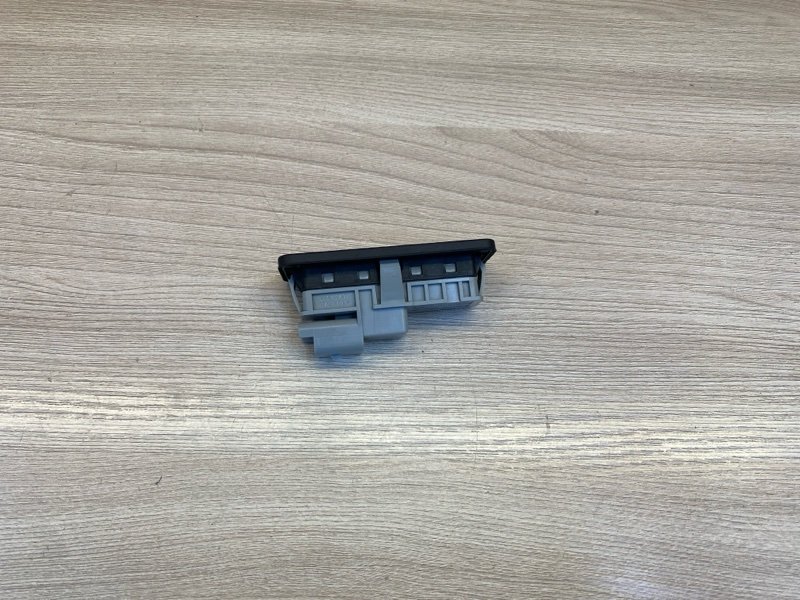 Кнопка открывания багажника