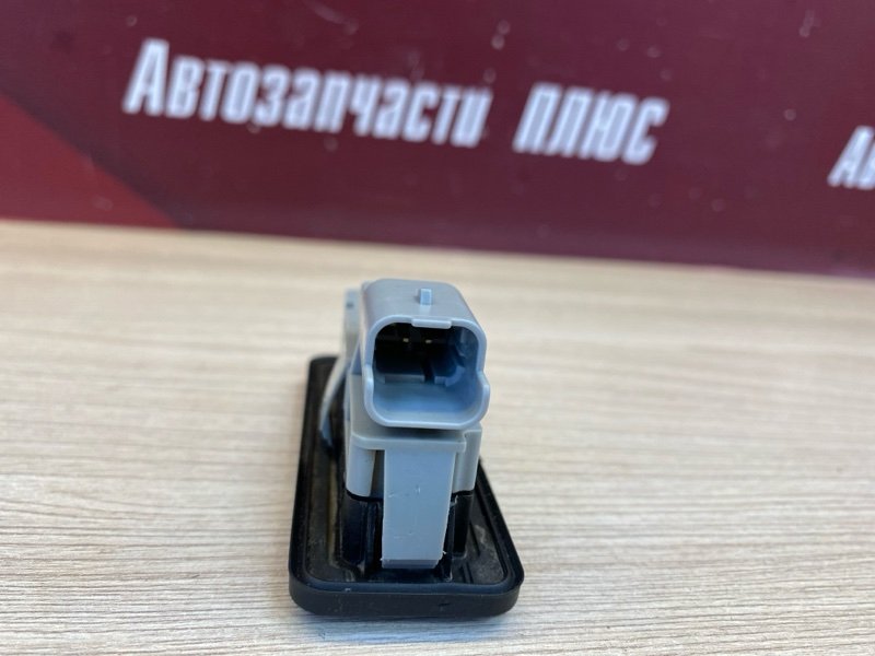 Кнопка открывания багажника