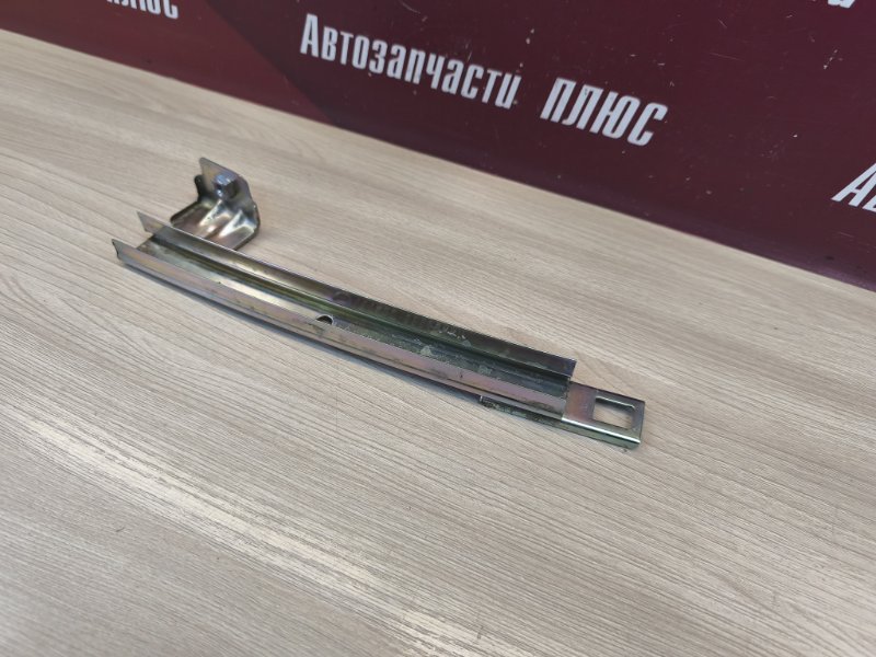 Направляющая стекла двери