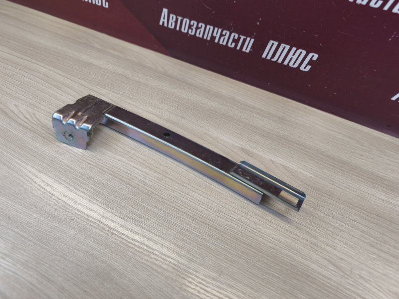 Направляющая стекла двери