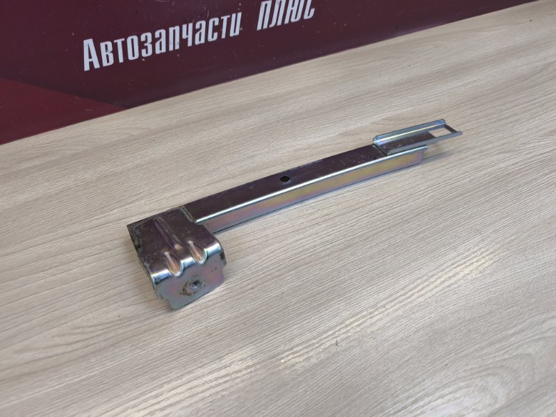 Направляющая стекла двери