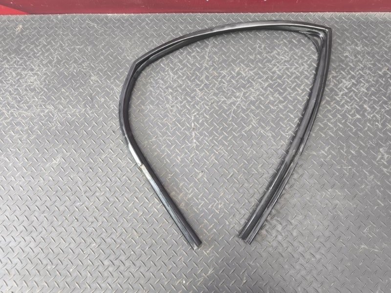 Уплотнитель стекла двери