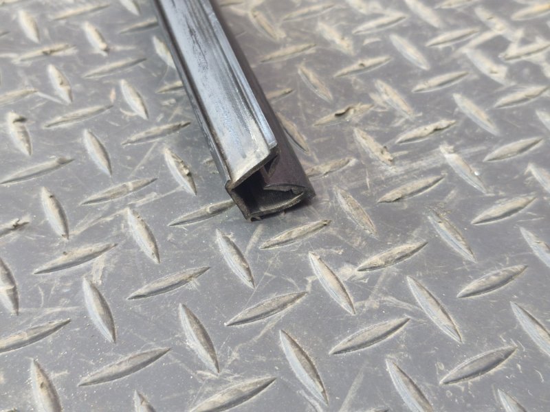 Уплотнитель стекла двери