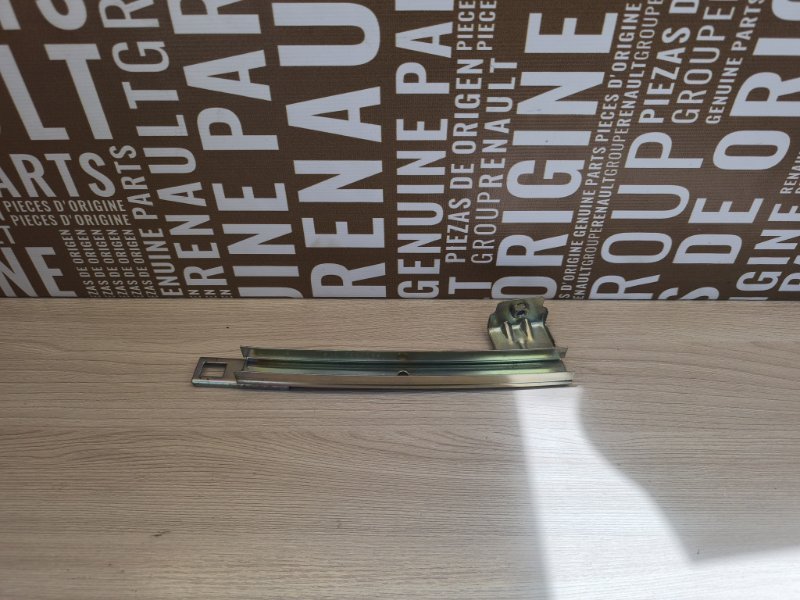 Направляющая стекла двери