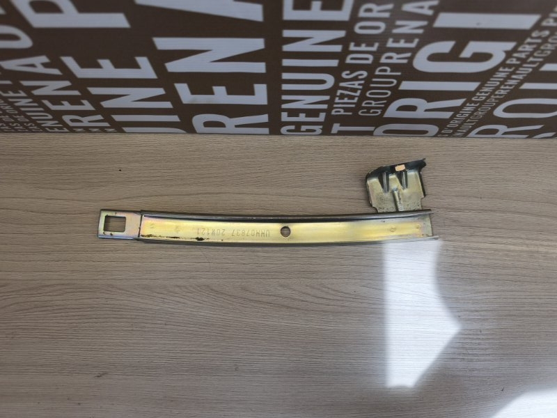 Направляющая стекла двери