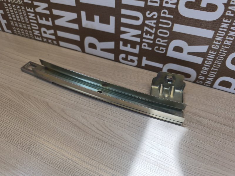 Направляющая стекла двери