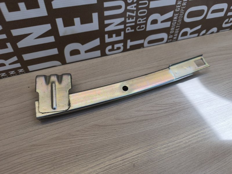 Направляющая стекла двери