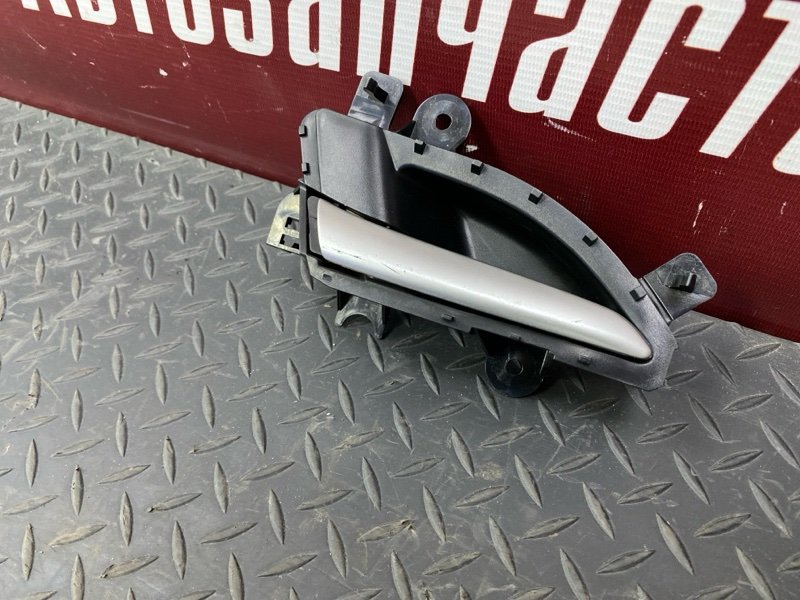 Внутренняя  ручка двери