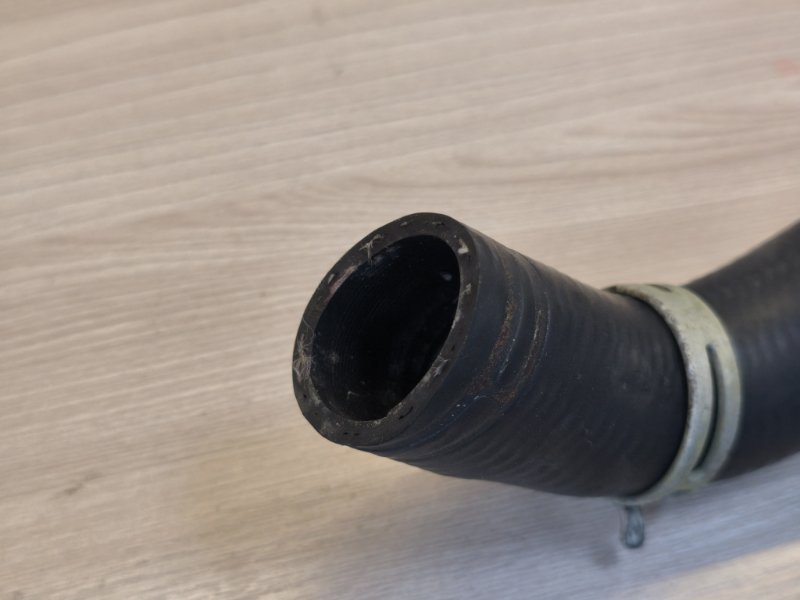 Верхний патрубок радиатора