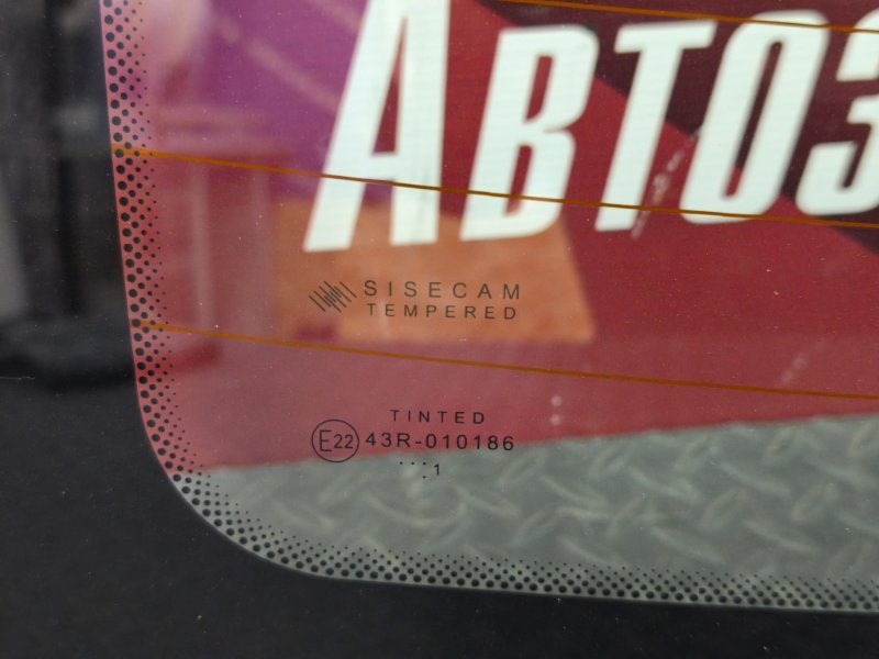 Стекло заднее