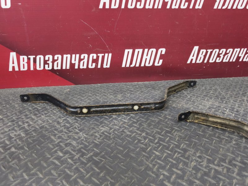 Крепление топливного бака