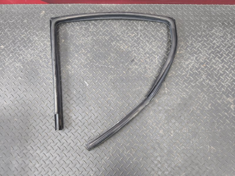 Уплотнитель стекла      двери