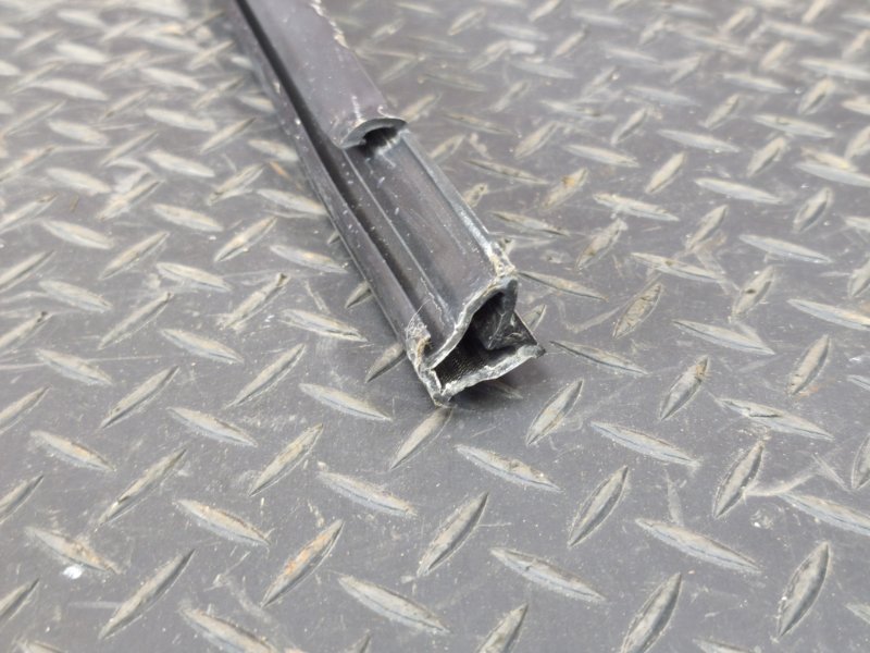 Уплотнитель стекла      двери