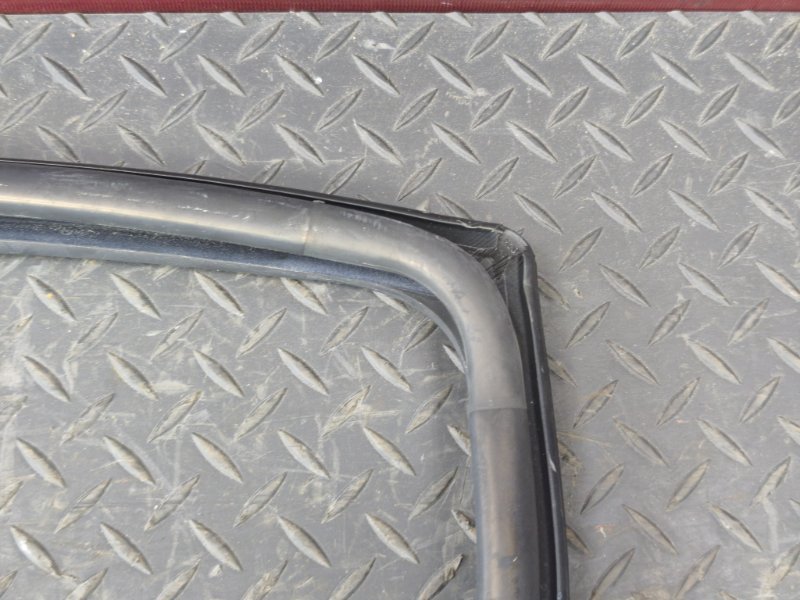 Уплотнитель стекла      двери