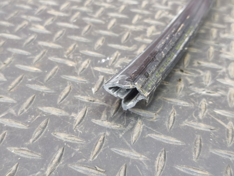 Уплотнитель стекла      двери