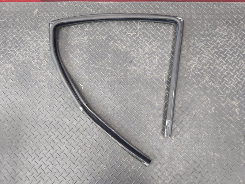 Уплотнитель стекла      двери