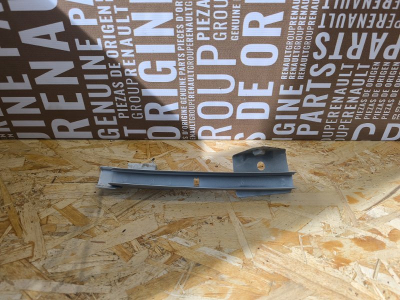 Направляющая стекла     двери