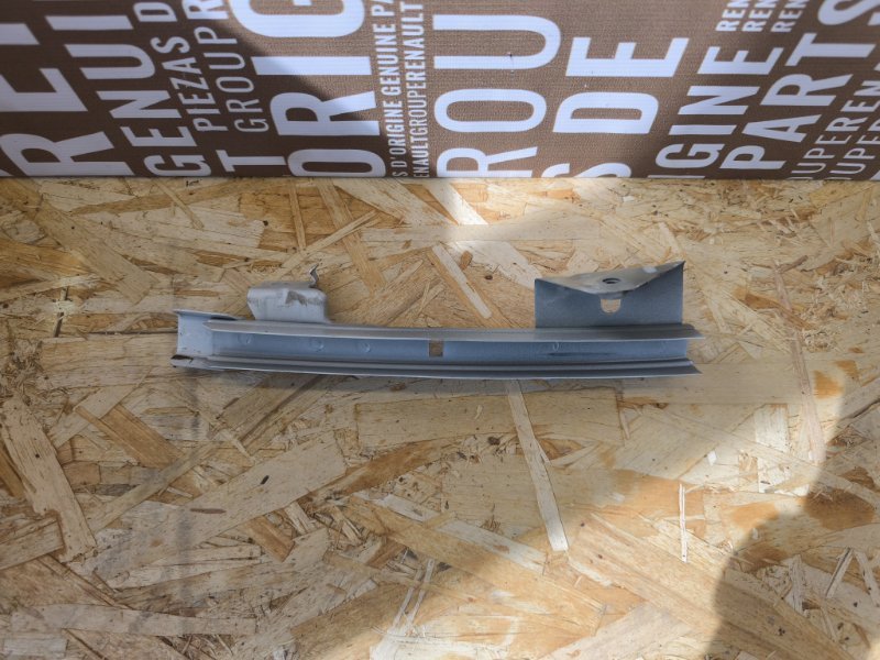 Направляющая стекла     двери