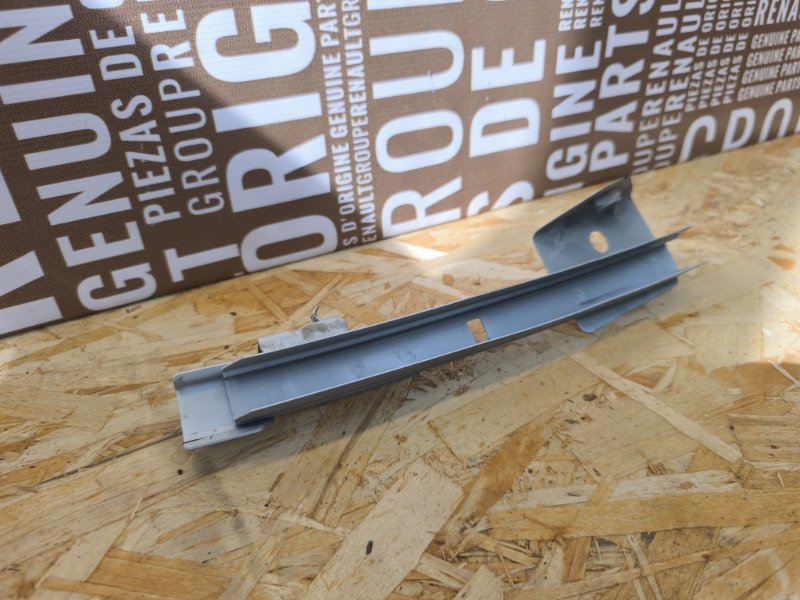 Направляющая стекла     двери