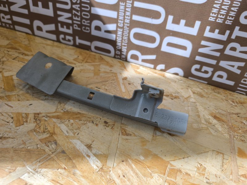 Направляющая стекла     двери