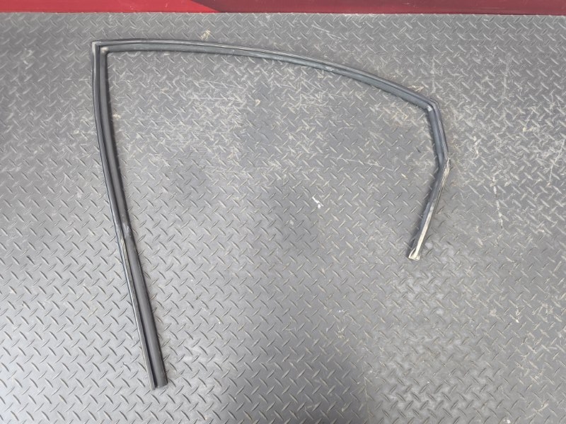 Уплотнитель стекла двери