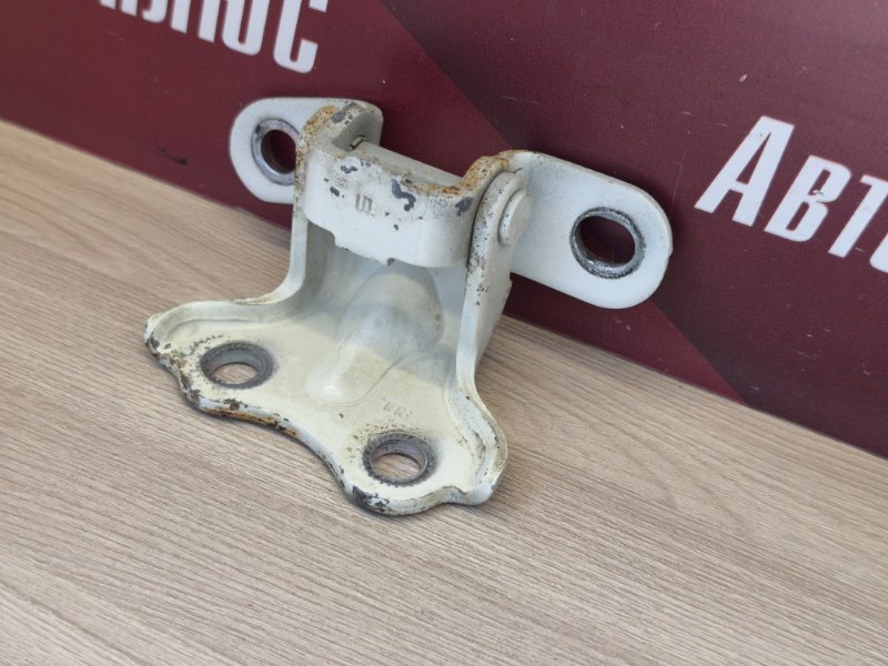 Петля двери