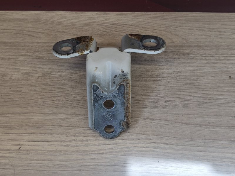 Петля двери