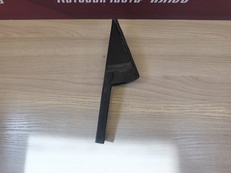 Направляющая стекла двери