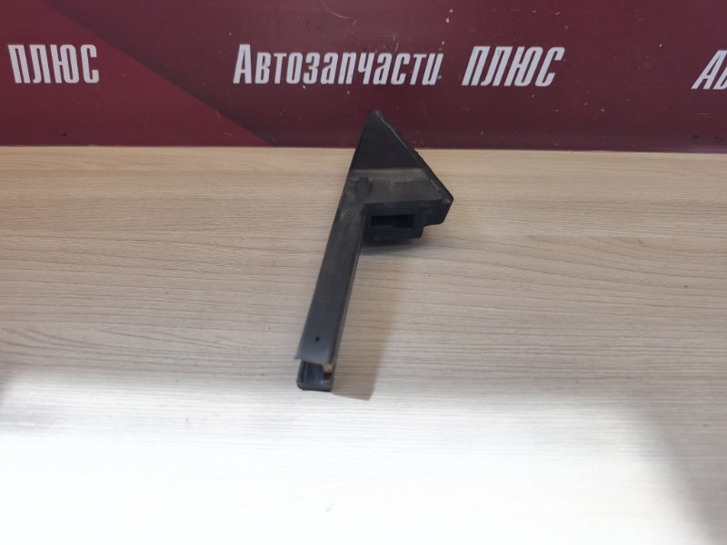 Направляющая стекла двери