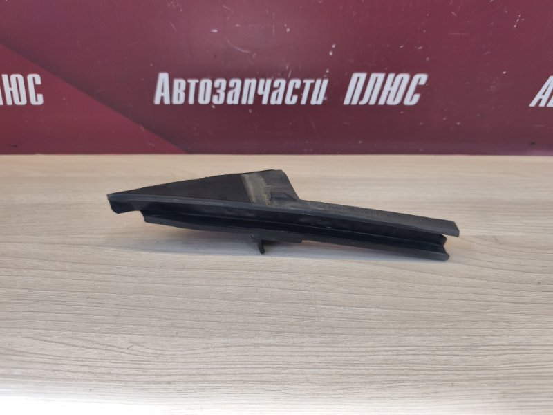 Направляющая стекла двери