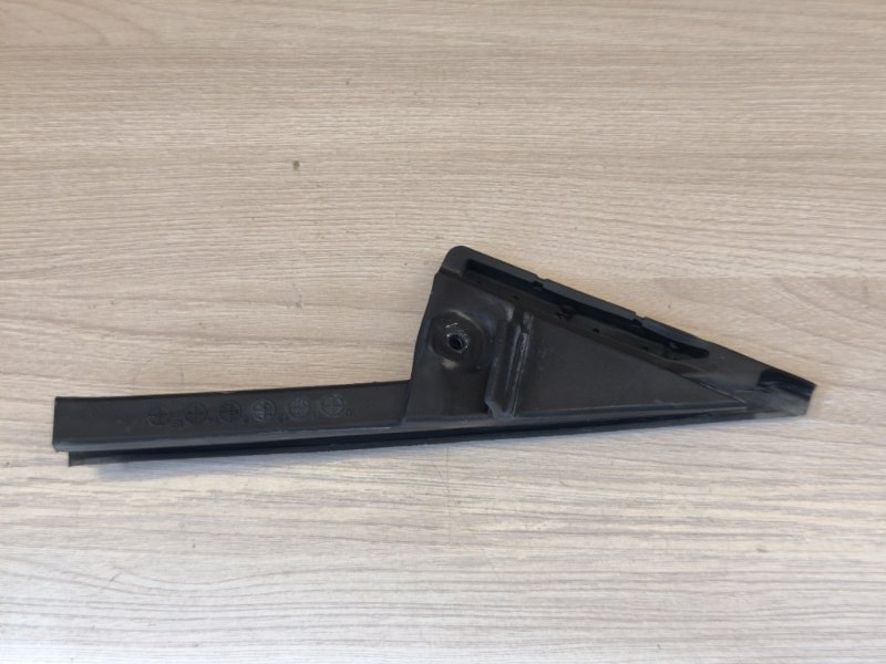 Направляющая стекла двери