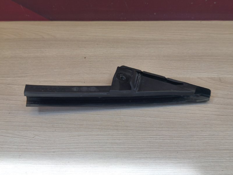 Направляющая стекла двери