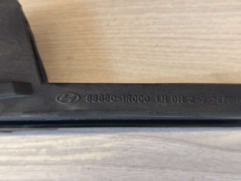 Направляющая стекла двери