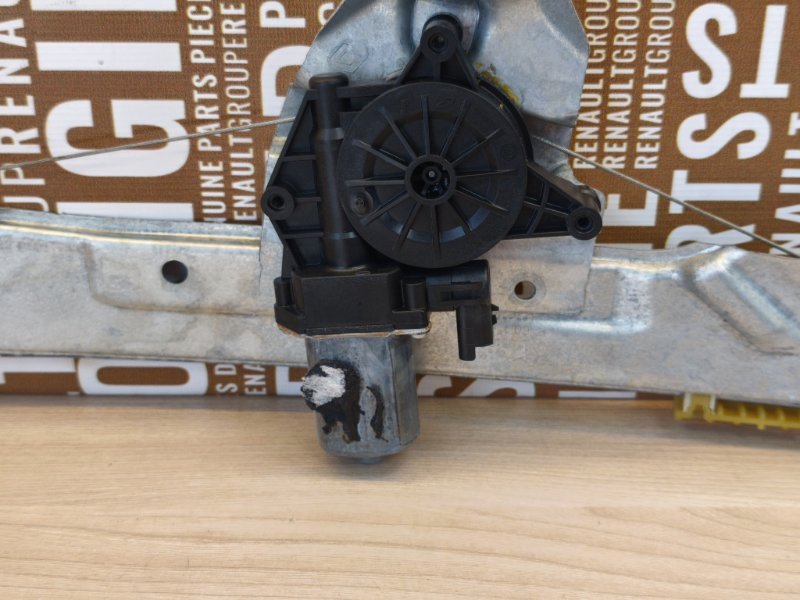 Стеклоподъемник    двери