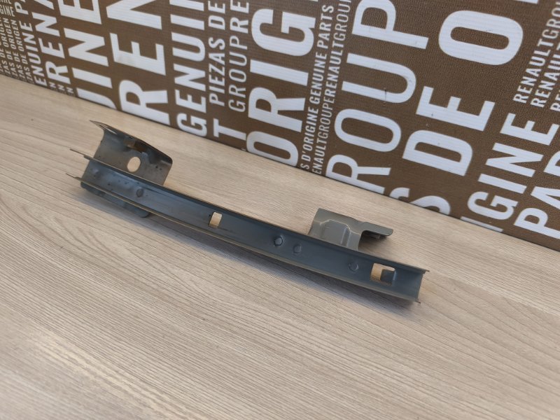 Направляющая стекла двери