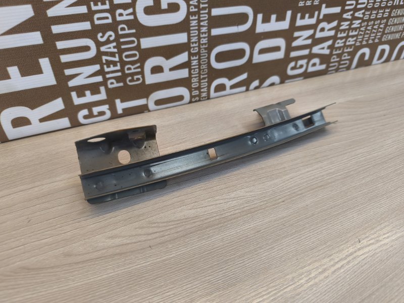 Направляющая стекла двери