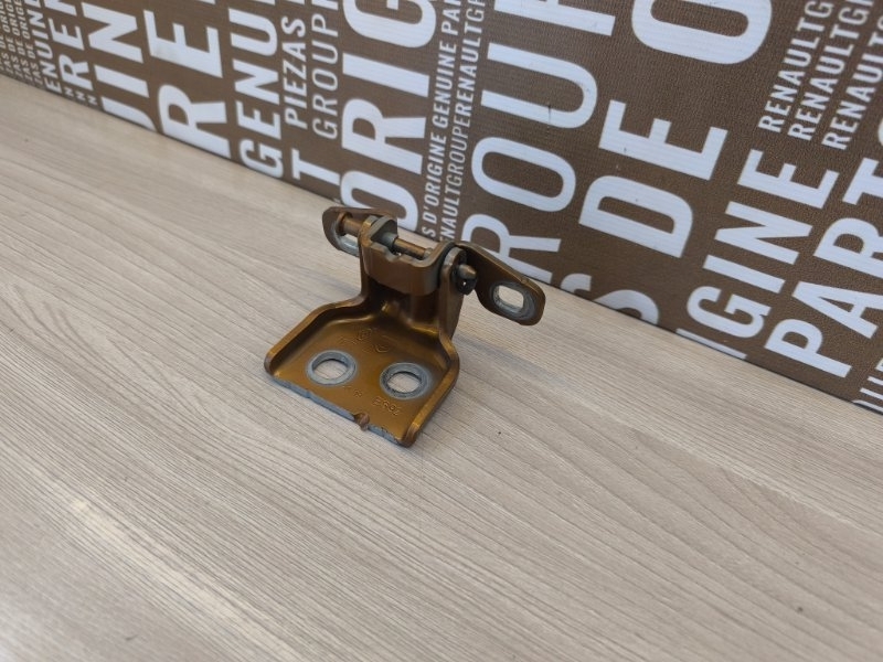 Петля двери