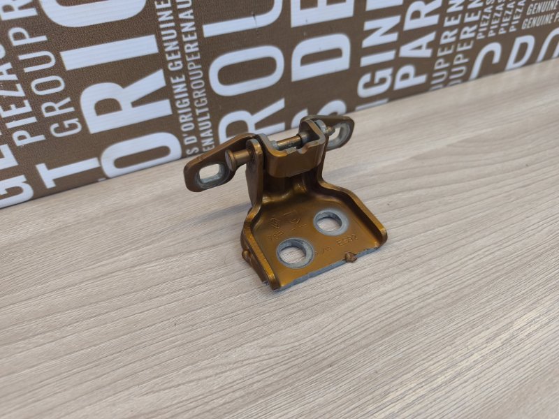 Петля двери