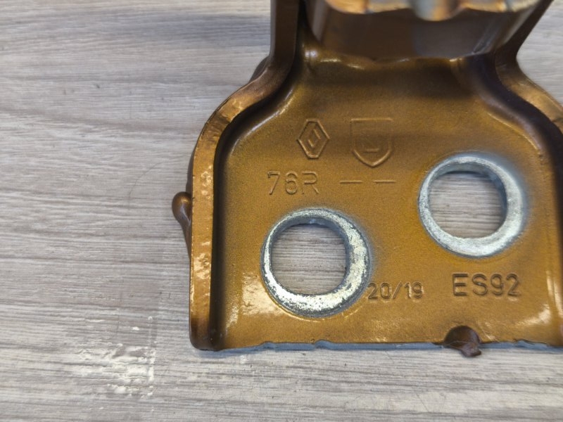 Петля двери