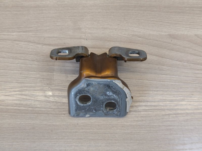 Петля двери